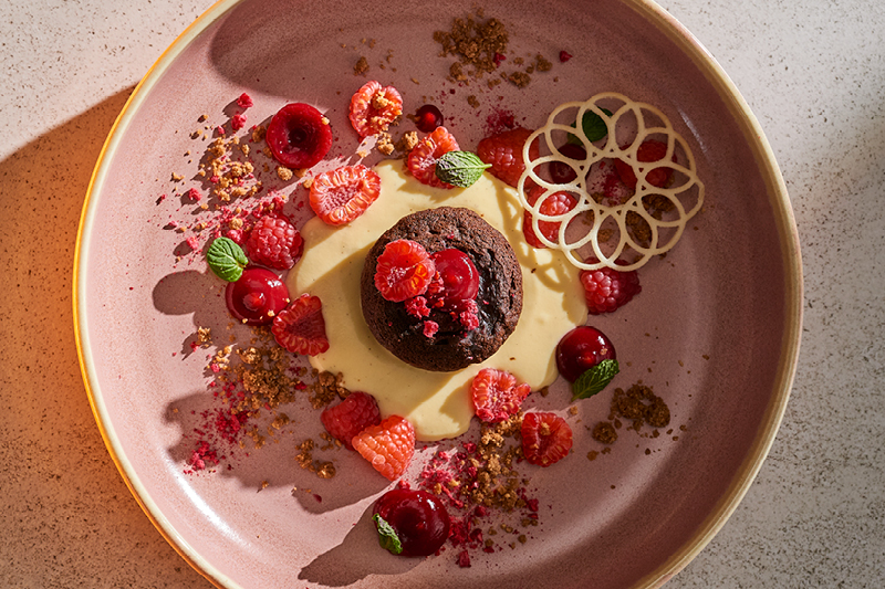 LAVA CAKE Z BIAŁYM WNĘTRZEM, ŻELKĄ Z MALIN I CYNAMONOWĄ KRUSZONKĄ