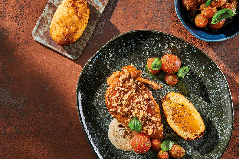 PIERŚ KURCZAKA SUPRÊME Z HASH BROWNS I POMIDORKAMI CHERRY