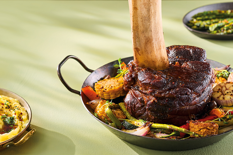 BEEF HAMMER BBQ Z PIECZONYMI I GRILLOWANYMI WARZYWAMI