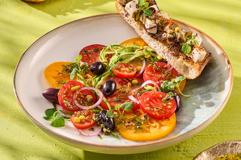 SCHIACCIATA Z ROŚLINNĄ FETĄ I SAŁATKĄ Z POMIDOR&Oacute;W