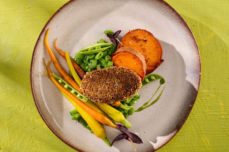 ROŚLINNE MIELONE Z PIECZONYMI BATATAMI I MARCHEWKĄ Z GROSZKIEM