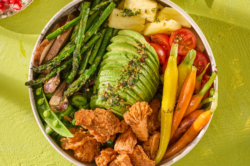 SAŁATKA Z NUGGETSAMI Z JACKFRUITA, SEZONOWYMI WARZYWAMI I CYTRUSOWYM DRESSINGIEM