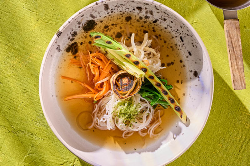 CONSOMM&Eacute; Z PALONYCH WARZYW Z MAKARONEM RYŻOWYM