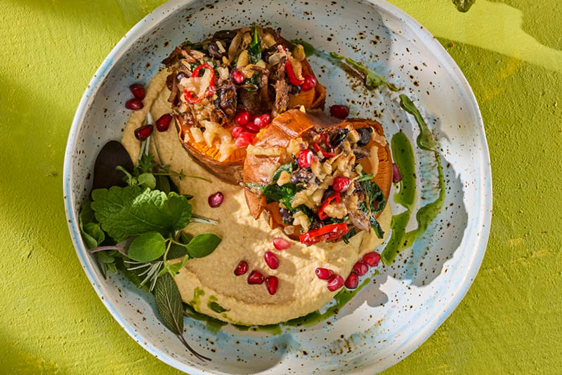 ZAPIEKANY BATAT Z SZARPANĄ REDEFINE MEAT PULLED PORK I SALSĄ Z GRANATU