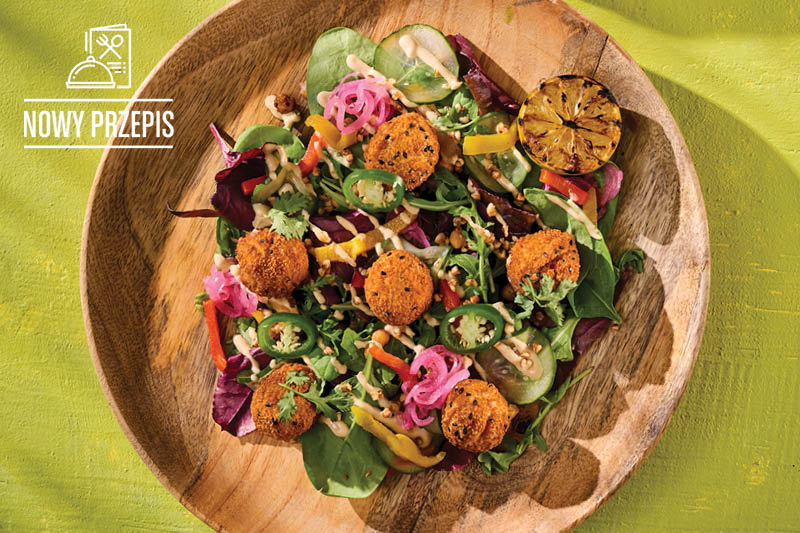 SAŁATKA Z FALAFELAMI I DRESSINGIEM TAHINI, PODAWANA ZE SCHIACCIATĄ