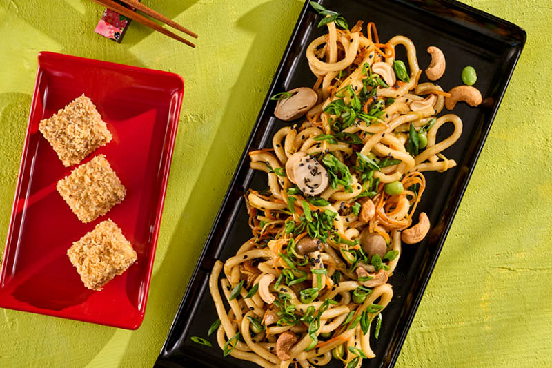 UDON Z WARZYWAMI, GRZYBAMI I MARYNOWANYM TEMPEHEM W PANKO