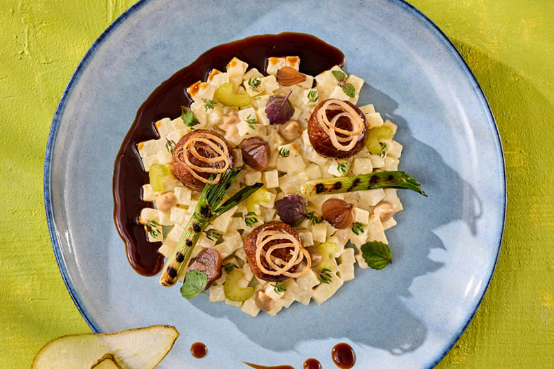 SELEROTTO Z (NO)MEATBALLS, GRUSZKAMI ORAZ EMULSJĄ Z SZALOTKI I CZARNEGO CZOSNKU