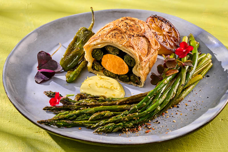 BATATY W CIEŚCIE FRANCUSKIM, ZE SZPINAKIEM, SZPARAGAMI I SOSEM CYTRYNOWYM