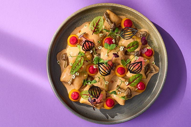 GNOCCHI W SOSIE Z NAMEKO I SZALOTKĄ, Z MARYNOWANYMI WARZYWAMI I DRESSINGIEM Z BURAKÓW