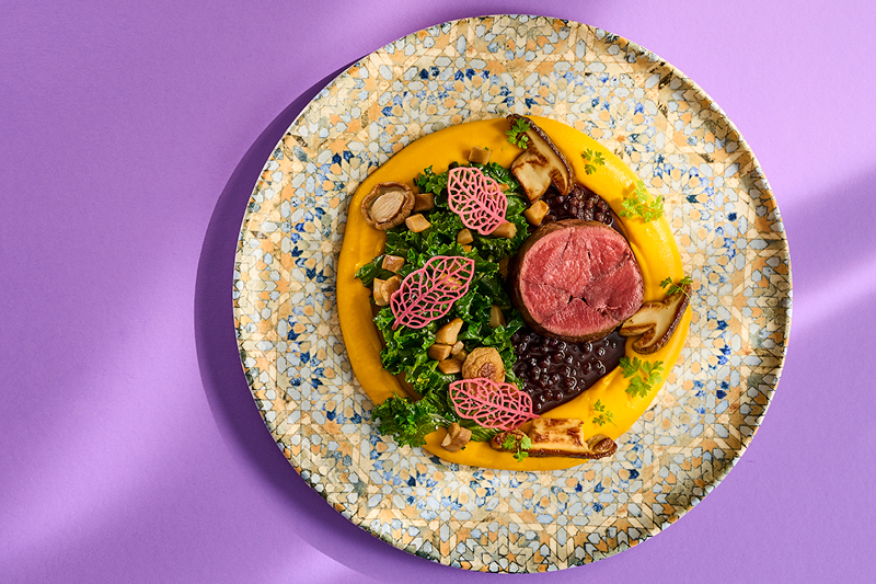 COMBER Z SARNY Z PURÉE Z MARCHEWKI, JARMUŻEM I BOROWIKAMI