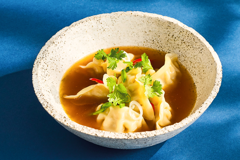 BULION DROBIOWO-WARZYWNY Z PIEROŻKAMI GYOZA Z KURCZAKIEM I BIAŁĄ KAPUSTĄ