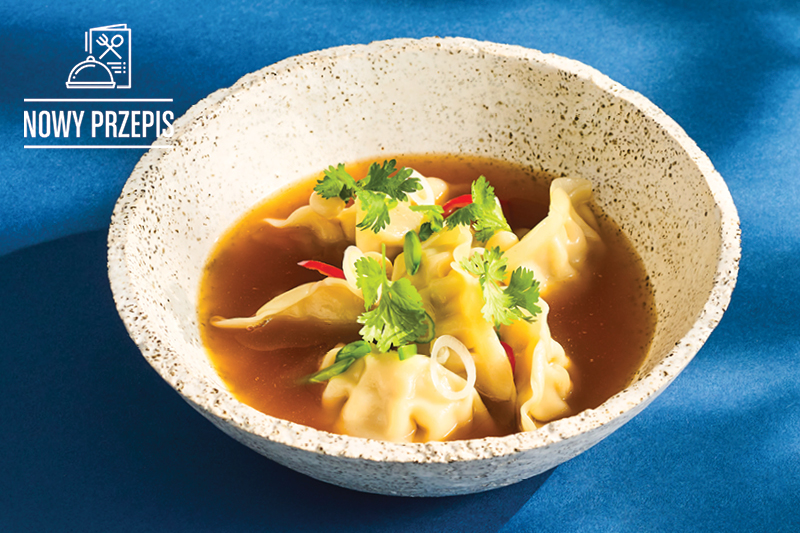 BULION DROBIOWO-WARZYWNY Z PIEROŻKAMI GYOZA Z KURCZAKIEM I BIAŁĄ KAPUSTĄ