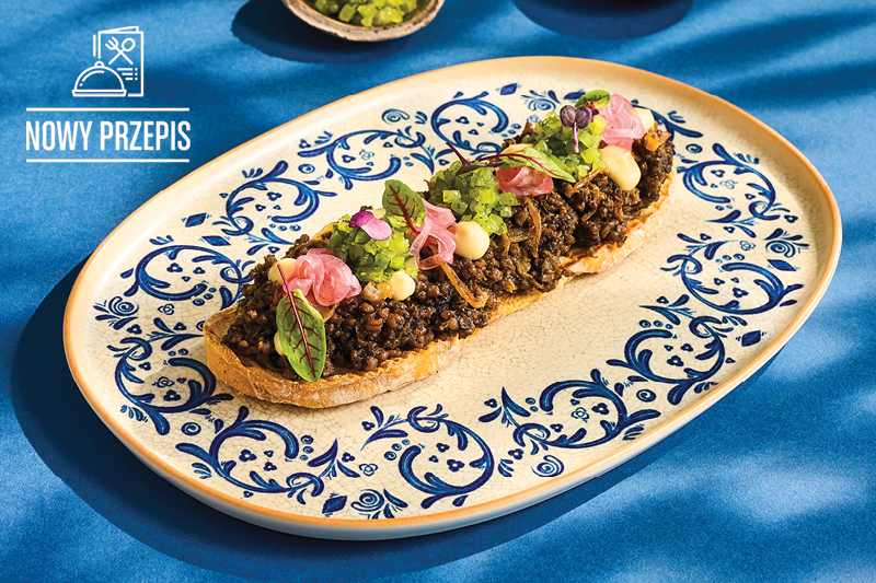 BEZMIĘSNA KASZANKA Z CEBULĄ, SALSĄ Z KISZONYCH OGÓRKÓW I GRILLOWANĄ PAJDĄ