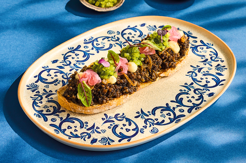 BEZMIĘSNA KASZANKA Z CEBULĄ, SALSĄ Z KISZONYCH OG&Oacute;RK&Oacute;W I GRILLOWANĄ PAJDĄ