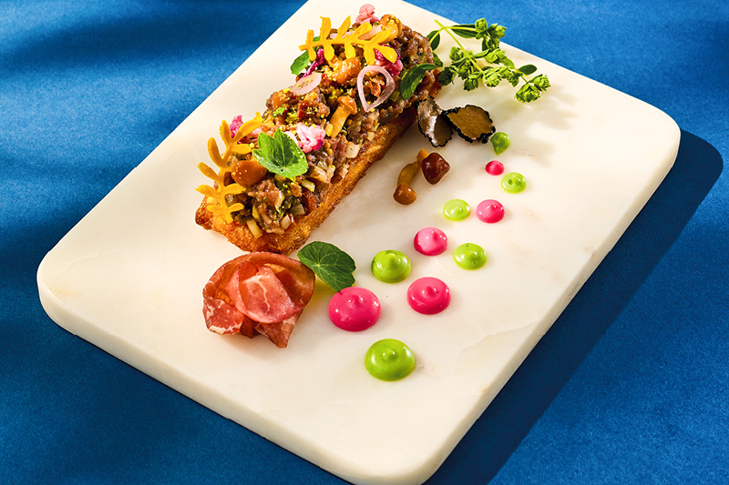 TATAR WOŁOWY NA CHRUPIĄCYM PLACKU ZIEMNIACZANYM