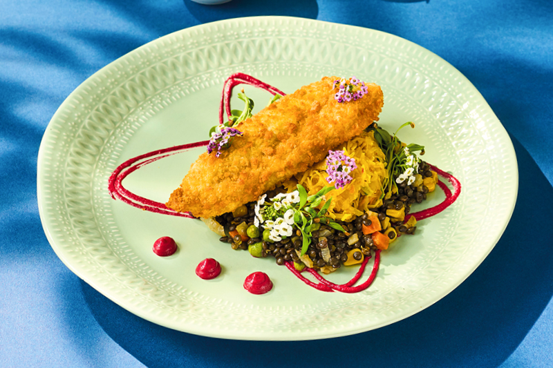 DORSZ CZARNY NA CZARNEJ SOCZEWICY Z WARZYWAMI I KISZONĄ KAPUSTĄ CURRY