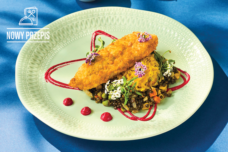 DORSZ CZARNY NA CZARNEJ SOCZEWICY Z WARZYWAMI I KISZONĄ KAPUSTĄ CURRY