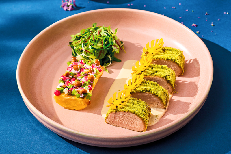 POLĘDWICZKA WOLNO GOTOWANA Z GRATIN, KOLOROWYM MAJONEZEM I SOSEM SEROWO-PIEPRZOWYM