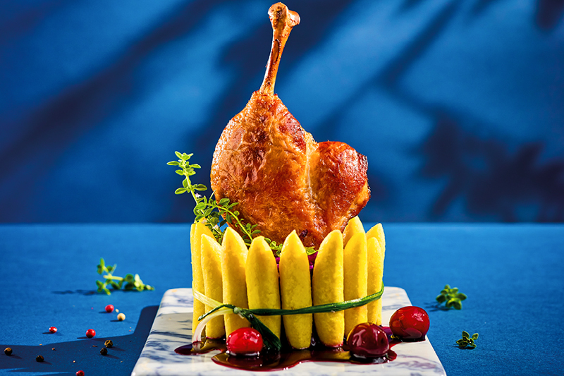 PIECZONA KACZKA Z ŻURAWINĄ, KOPYTKAMI I CZERWONĄ KAPUSTĄ