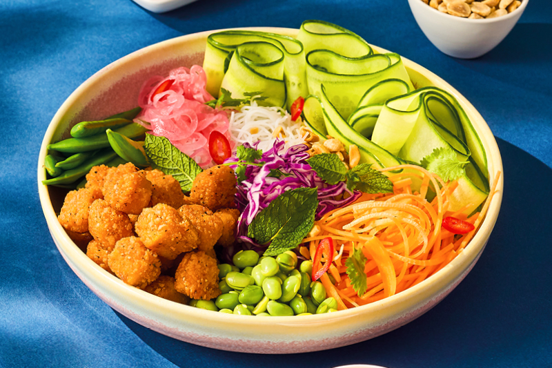 TOFU W GLAZURZE Z MAKARONEM RYŻOWYM I CHRUPIĄCYMI WARZYWAMI