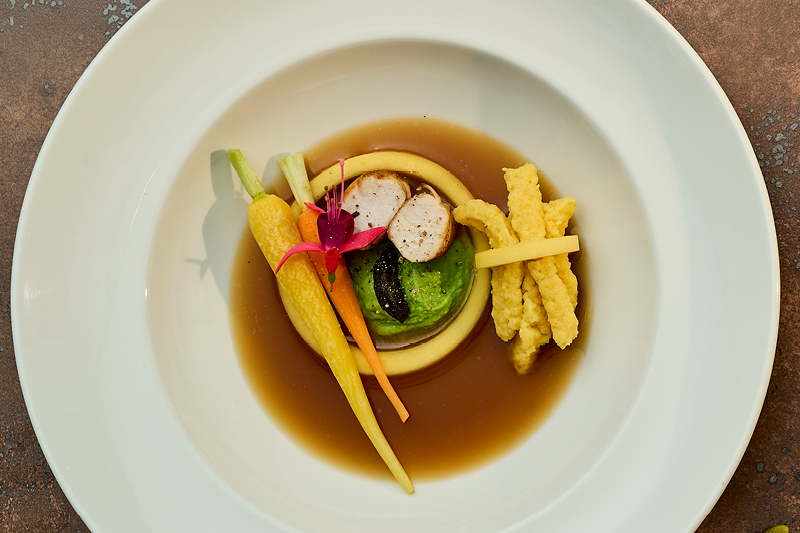 ZUPA Z PIECZONEGO KRÓLIKA Z KLUSKAMI Z DYNI I PURÉE Z ZIELONEGO GROSZKU