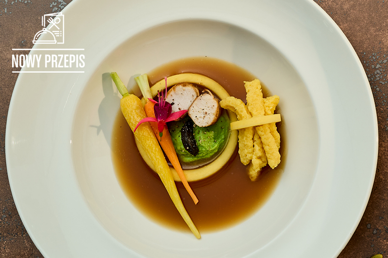 ZUPA Z PIECZONEGO KRÓLIKA Z KLUSKAMI Z DYNI I PURÉE Z ZIELONEGO GROSZKU