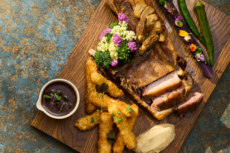 STEK DUROC Z PURÉE Z SELERA I SZAREJ RENETY, FRYTKAMI Z SELERA ORAZ SOSEM DEMI-GLACE Z POWIDŁAMI