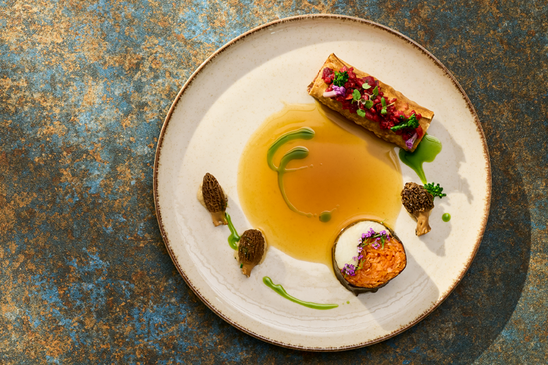 PIOTROSZ Z WARZYWAMI, PASZTECIKIEM Z ORKISZEM ORAZ FASZEROWANYMI SMARDZAMI, NA KISZONYM BULIONIE GRZYBOWYM