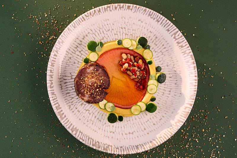 KARK&Oacute;WKA IBERICO Z CASSOULET Z FASOLI I CHORIZO, FASOLOWYM PUR&Eacute;E Z SZAFRANEM ORAZ GLAZUROWANĄ CUKINIĄ