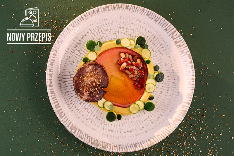 KARKÓWKA IBERICO Z CASSOULET Z FASOLI I CHORIZO, FASOLOWYM PURÉE Z SZAFRANEM ORAZ GLAZUROWANĄ CUKINIĄ