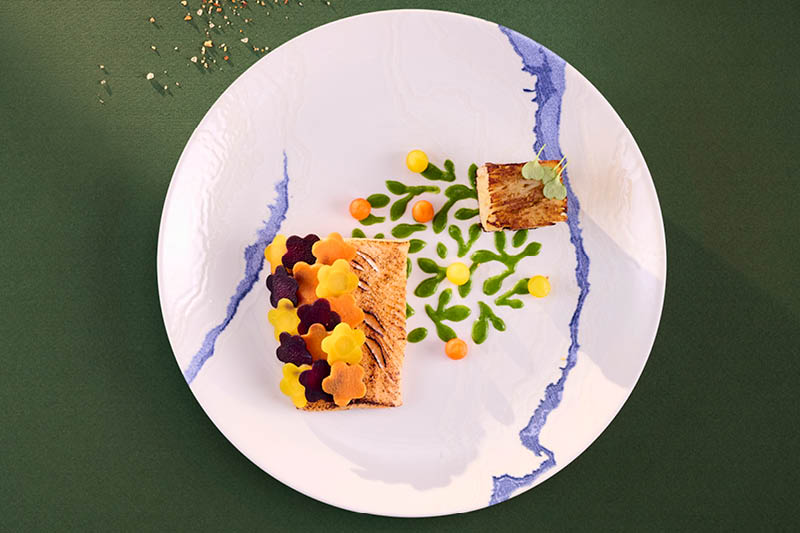 PSTRĄG ALPEJSKI Z ŁUSKAMI Z MARCHWI, PODAWANY Z POMMES ANNA I EMULSJĄ SZPINAKOWĄ