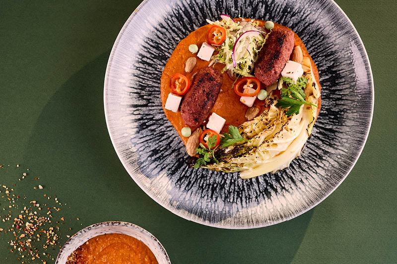 WEGAŃSKIE KOFTY Z KAPUSTĄ WŁOSKĄ W GLAZURZE CAJUN I SOSEM ROMESCO