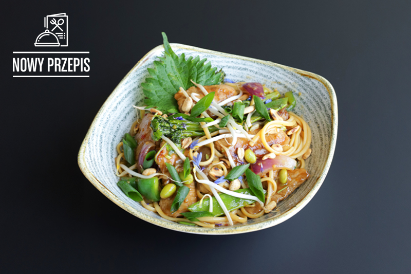 STIR-FRY Z WIEPRZOWINĄ W SŁODKO-PIKANTNYM SOSIE  Z WARZYWAMI I MAKARONEM ASIAN NOODLES