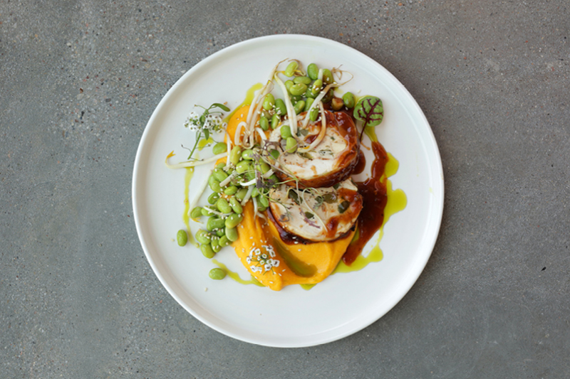 ROLOWANY KURCZAK W TAJSKIM BBQ NA PUR&Eacute;E DYNIOWO-ZIEMNIACZANYM Z MAŚLANYM EDAMAME