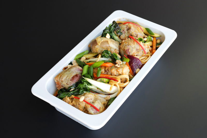 GOLONKA W TEMPURZE Z GLAZUROWANYMI WARZYWAMI I ASIAN NOODLES