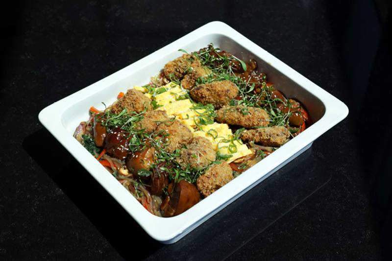 GOLONKA WIEPRZOWA W DW&Oacute;CH ODSŁONACH  Z MAKARONEM JAPCHAE