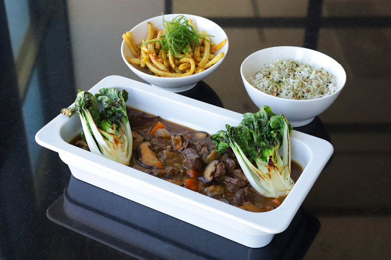 AZJATYCKI GULASZ WOŁOWY Z RYŻEM BASMATI  I GLAZUROWANĄ FASOLKĄ SZPARAGOWĄ