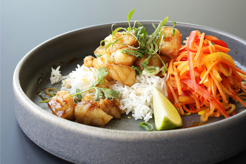 BIAŁA RYBA W GLAZURZE PONZU Z BASMATI I ORIENTALNĄ SAŁATKĄ