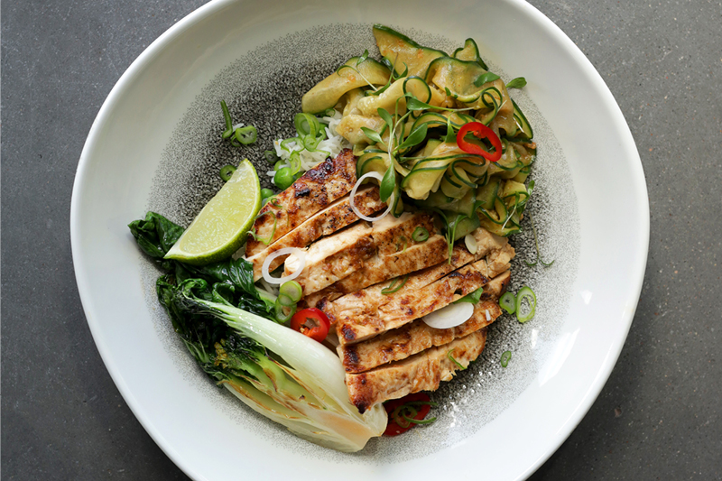 KURCZAK W TRAWIE CYTRYNOWEJ Z BASMATI I OG&Oacute;RKIEM GOCHUJANG