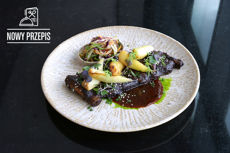 ŻEBERKA WIEPRZOWE W GLAZURZE Z CZARNEGO CZOSNKU  Z SOSEM ŚLIWKOWYM, PUR&Eacute;E I PASTERNAKIEM