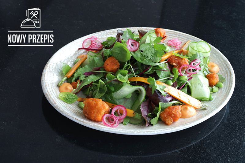 SAŁATA Z PANIEROWANYM KALAFIOREM, WIOSENNYMI WARZYWAMI, EDAMAME, SOSEM MAYO SRIRACHA  I DRESSINGIEM CYTRUSOWYM