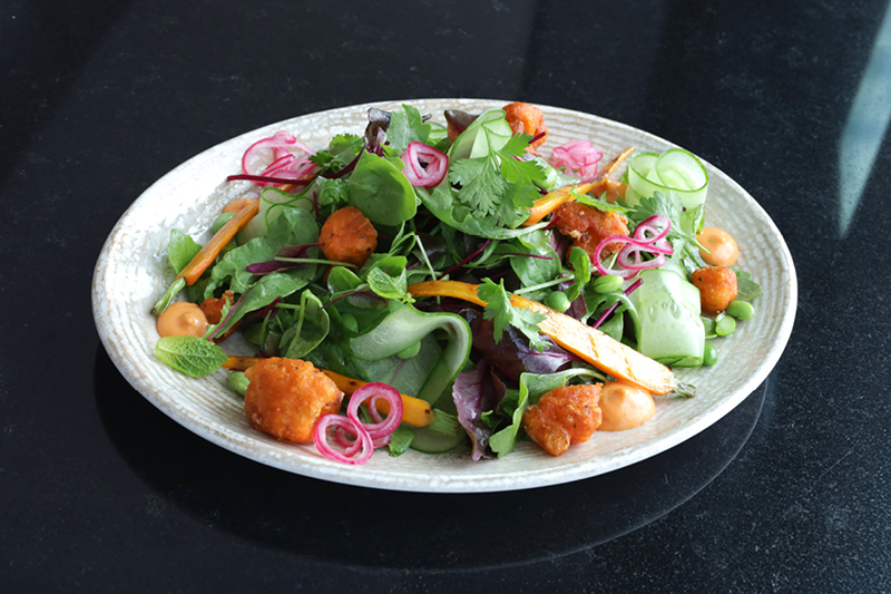 SAŁATA Z PANIEROWANYM KALAFIOREM, WIOSENNYMI WARZYWAMI, EDAMAME, SOSEM MAYO SRIRACHA  I DRESSINGIEM CYTRUSOWYM