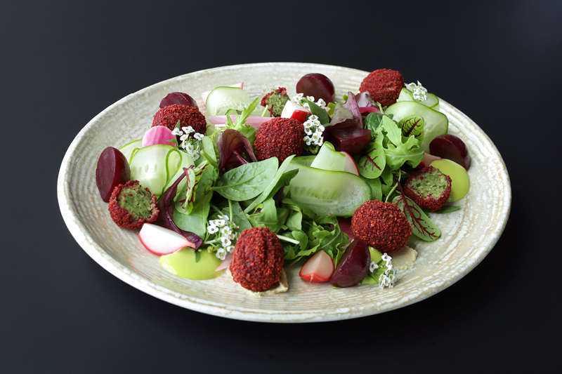 SAŁATA Z HUMUSEM, FALAFELAMI, BURACZKAMI, PIKLAMI I MAJONEZEM SZCZYPIORKOWYM