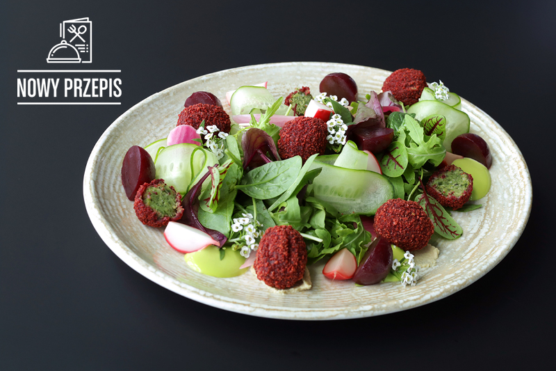 SAŁATA Z HUMUSEM, FALAFELAMI, BURACZKAMI, PIKLAMI I MAJONEZEM SZCZYPIORKOWYM