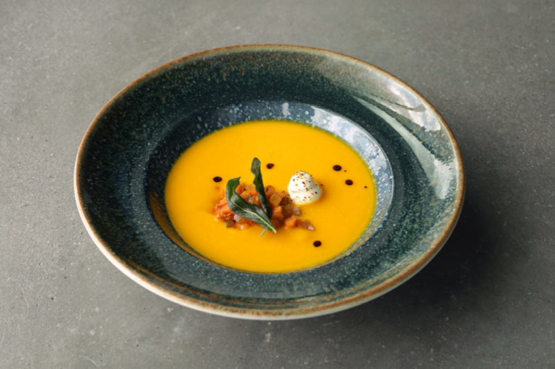 KREM Z DYNI I BATAT&Oacute;W Z PIANĄ CYTRUSOWĄ  I CHIPSEM Z SZAŁWII