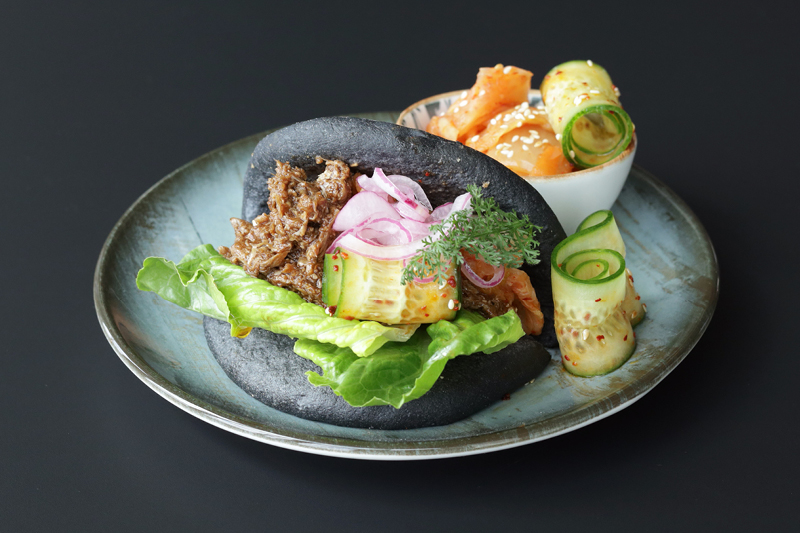 CZARNE BAO Z REDEFINE MEAT PULLED BEEF, KIMCHI  I SEZAMOWYM OG&Oacute;RKIEM