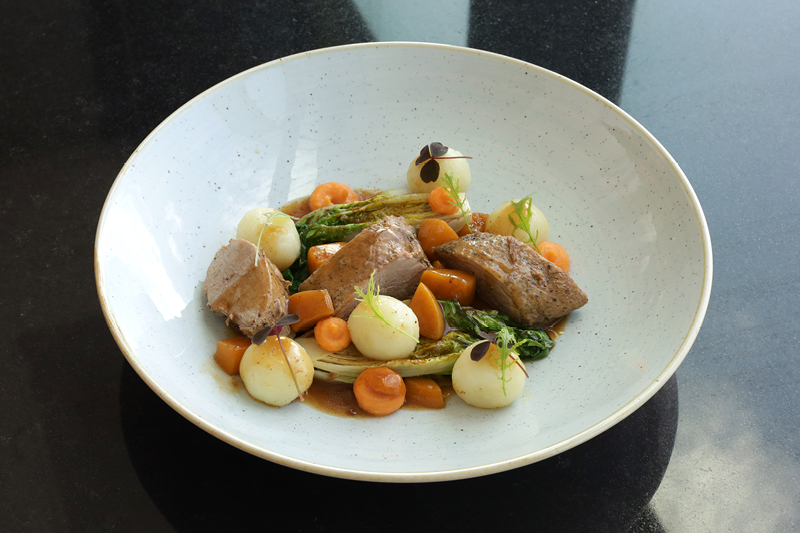 FILET Z KACZKI W SOSIE BRZOSKWINIOWYM Z PUR&Eacute;E  Z BATAT&Oacute;W I SMAŻONĄ SAŁATĄ RZYMSKĄ