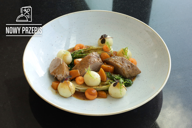 FILET Z KACZKI W SOSIE BRZOSKWINIOWYM Z PUR&Eacute;E  Z BATAT&Oacute;W I SMAŻONĄ SAŁATĄ RZYMSKĄ