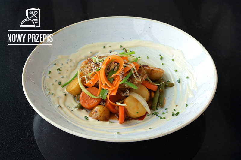 KOTLET DROBIOWY Z SAŁATKĄ NA CIEPŁO W SOSIE SEROWYM ZE SZCZYPIORKIEM