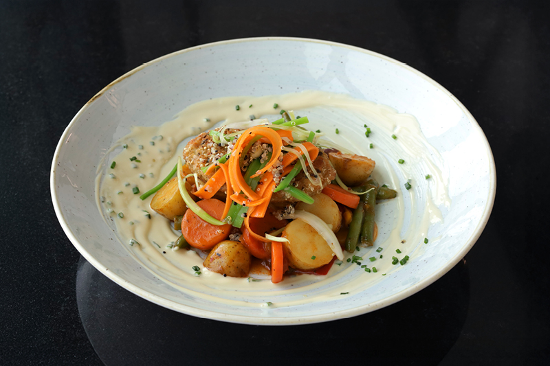 KOTLET DROBIOWY Z SAŁATKĄ NA CIEPŁO W SOSIE SEROWYM ZE SZCZYPIORKIEM